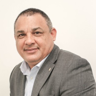 Juan L Avila