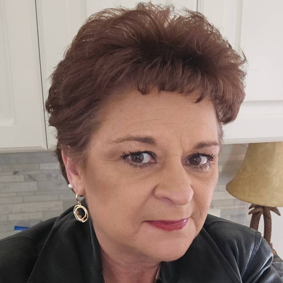 Tracy E Davis